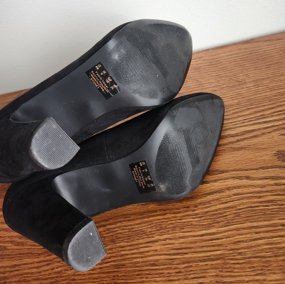 Fergie Sydney Velvet Pump - Picture 7 of 9